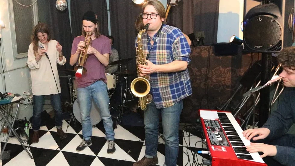 Isabel Sörlings Farvel. "Katarsis", smärtsamt vacker och kvällen intressantaste stycke med manskör och brassbandsliknande klanger på sicilianskt sätt.
Foto: Matz Glimhed