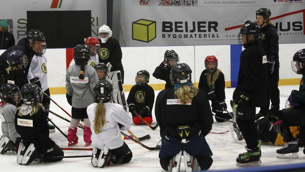 Uppsala Young Hockey Club arrangerar en prova på-dag att locka nya tjejer till ishockeyn.
