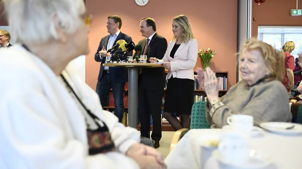 ARBETSPLATSBESÖK. På Internationella Kvinnodagen besökte statsminister Stefan Löfven, jämställdhetsminister Lena Hallengren och Tobias Baudin, Kommunals ordförande, ett äldreboende i Haninge.