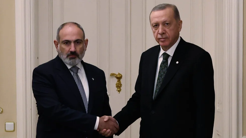 Omvärlden försöker medla i konflikten. Här träffar Armeniens premiärminister Nikol Pasjinjan Turkiets president Recep Tayyip Erdogan i Prag på torsdagen.