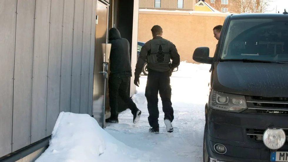 Häktade. De tre misstänkta greps och anhölls på tisdagen. På torsdagen hölls häktningsförhandling vid Luleå tingsrätt, dit de kom i en civil bil och åtföljda av poliser bakvägen fördes in i domstolsbyggnaden.