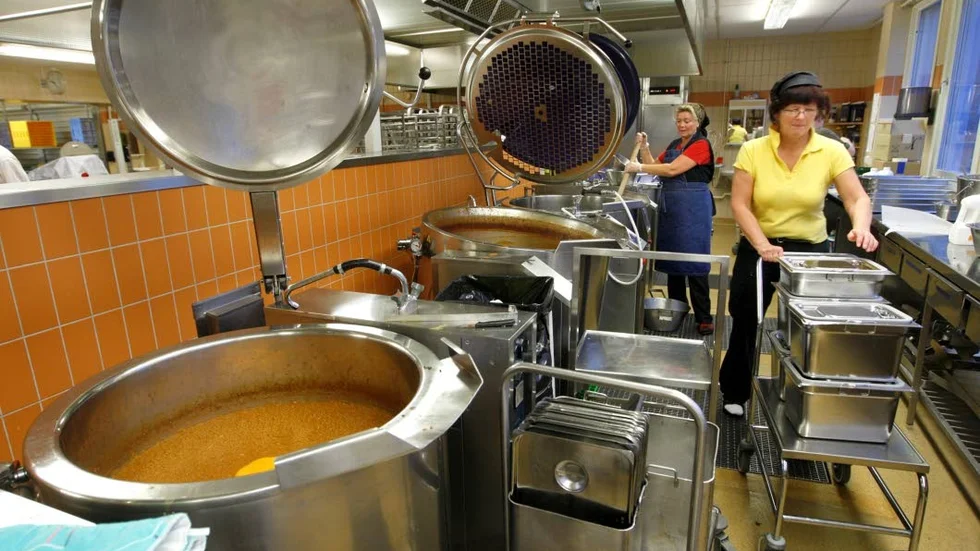 Produktionsköket på Strömbackaskolan måste byggas ut för att leverera fler portioner till Bergets äldreboende. (Arkivbild)