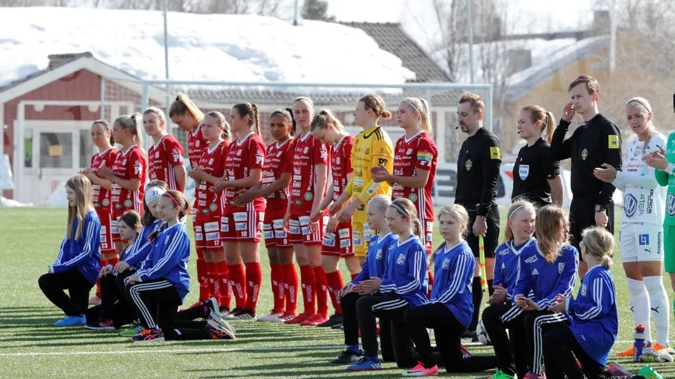 I premiären kom inmarschflickorna från Storfors AIK.