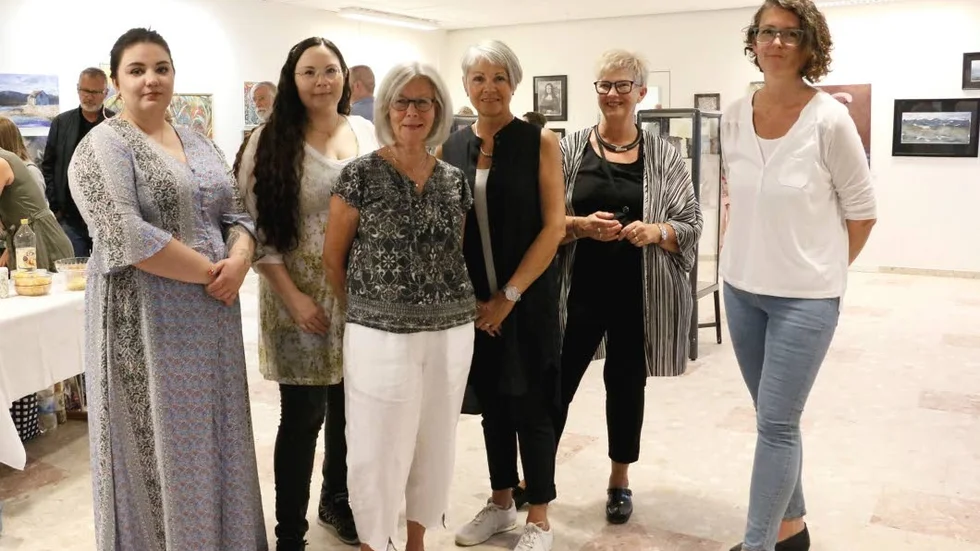 Sex nyutexaminerade konstnärer från Framnäs ställer ut i Småstaden, från vänster Matilda Wiklund, Camillla Eklund, Anna-Lena Salomonsson, Lena Wiklund, Zi Dannberg-Alm och Maria Edeblom, alla från Piteå.