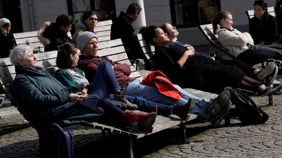 LUND 2018-04-04 
Vår i Lund. En plats i solen på Stortorget i Lund då våren bjöd på tvåsiffriga temperaturer i södra Sverige på onsdagen. 
Foto: Johan Nilsson / TT / Kod 50090