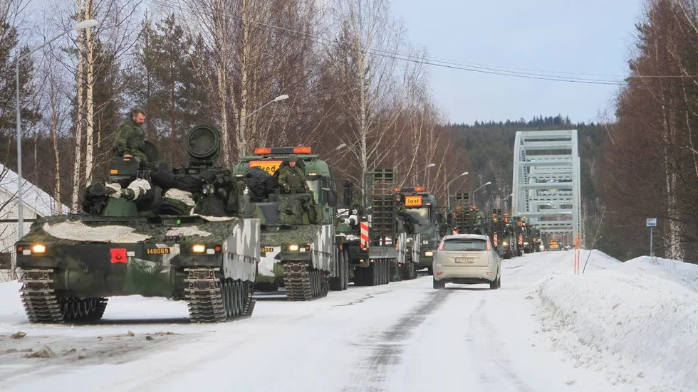 Oväntat möte. Pansarskyttekompani ur Norrbottens pansarbataljon under övningen 2015.