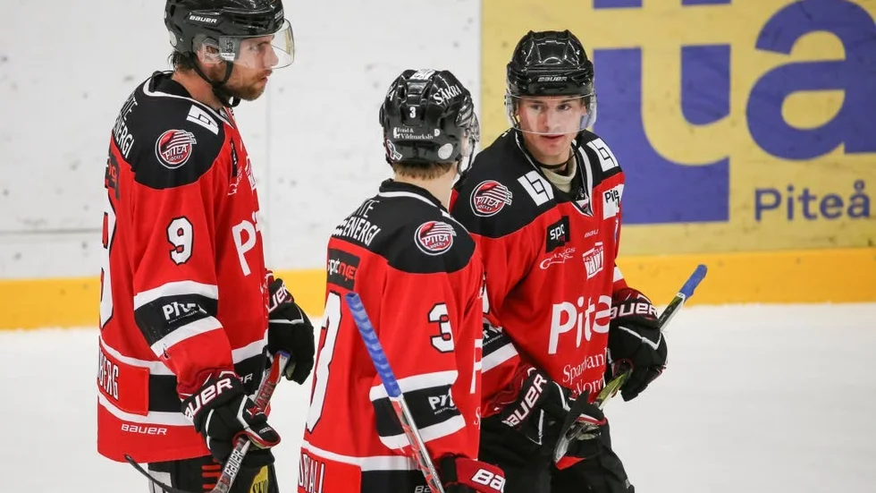 COMEBACK. Jonathan Tordhall gör troligtvis comeback i torsdagskvällens match mot Kalix. På bilden ses han (3) tillsammans med  Olof Lundberg (9) och Joakim Högberg. Högberg och Lundberg har avgjort var sin match mot Kalix under vintern.