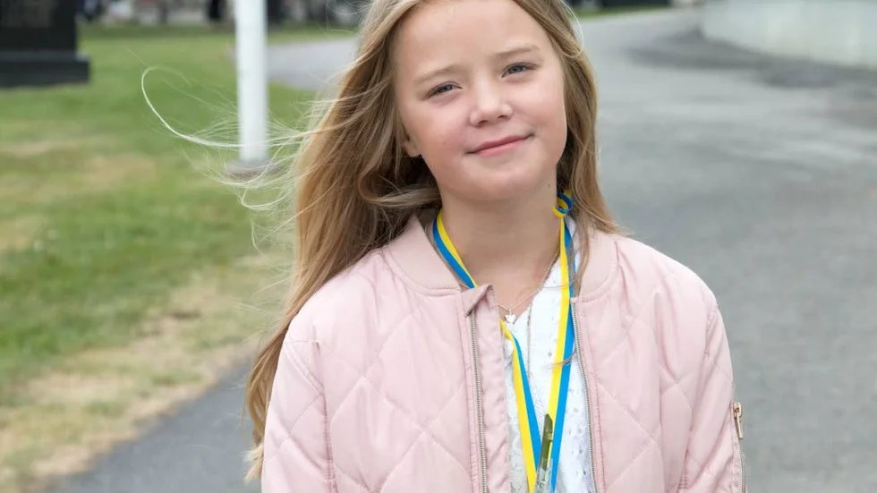 "Det ska bli roligt att vara med kompisar, bada och spela fotboll", säger Elin Bäcklund, 10 år, som har gått ut tredje klass.