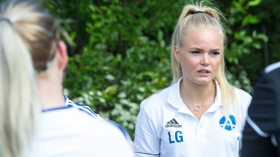 Linnea Grandins korsband gick sönder under en match. Vid PSG fungerar hon som tränare och hon ger tydliga instruktioner.
