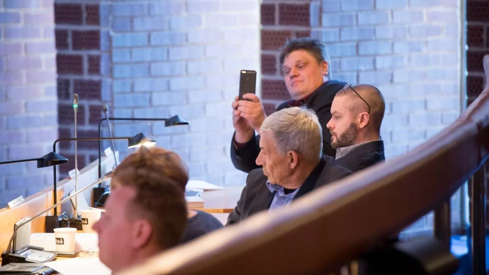 SD. Robert Håkansson, till höger i bild, ifrågasatte kommunens val att prioritera mångfald och mänskliga rättigheter.