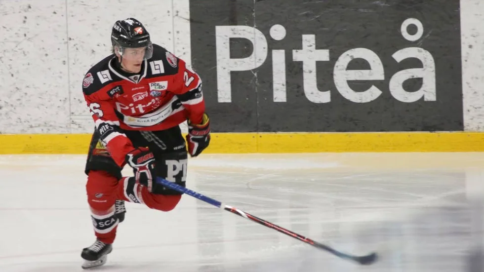 Forwarden Emil Wrenman stannar i Piteå Hockey.