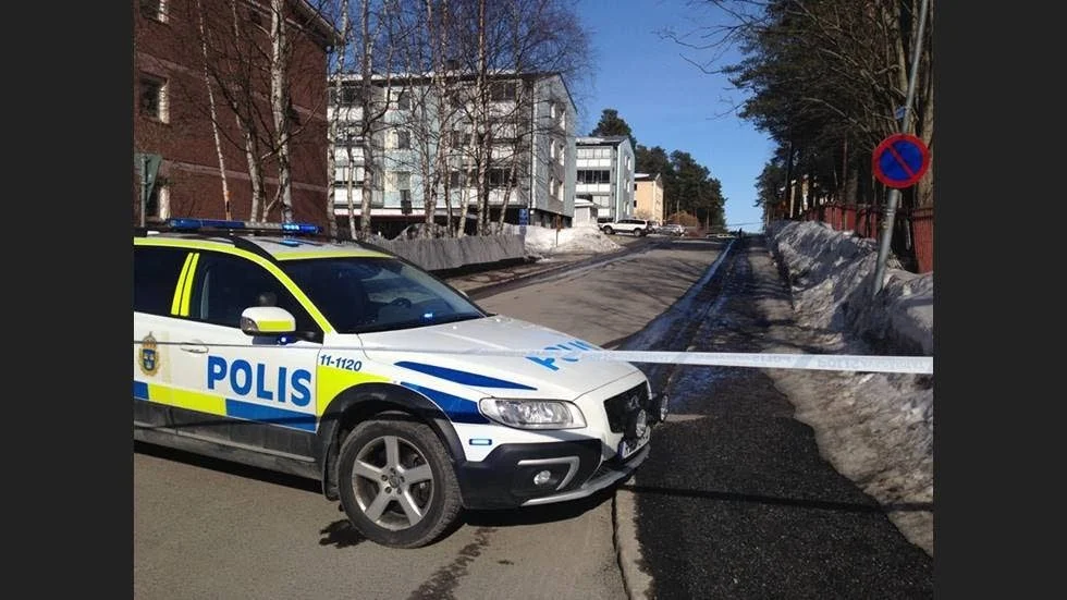 Ett område på Bergviken spärrades av på onsdagen och en större polisinsats drogs igång efter att en kvinna våldtagits utomhus.
