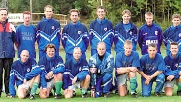 Östra Ryds IF är klara för division V. Stående fr v ses tränaren Lars Ruul, Magnus Karlsson, Fredrik Westerdahl, Christian Ståhl, Jonny Kvist, Christer Andersson, Olle Kufver och Morgan Svenlin. Knästående fr v: Dennis Boman, Jan-Ole Myrbråten, Patrik Andersson, Fredrik Rothman, Erik Rothman, Rickard Ruul samt Tobias Wastesson.
FOTO: HANS JOHNSSON
