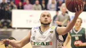 David Bergström och hans Dolphins har imponerat i seriespelet och inför helgens två matcher mot Sundsvall (ikväll) och Plannja (i Luleå på söndag) får man dessutom tillbaka den tidigare skadade amerikanen Todd Marshall (nummer 12 på bilden).
FOTO:ROBERT SVENSSON