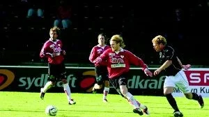 Andreas Friman har haft svårt med målskyttet sedan han tog steget från Smedby AIS till Sylvia. Andreas gjorde matchens enda mål mot Carlstad United, vilket också innebär att Sylvia nu har god kontakt med topplagen IFK Ölme och Degerfors.
FOTO: SUSANNE LUNDBÄCK