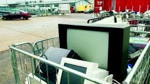 Bergen växer på Återvinningen - att göra sig av med en gammal tv är ett intet mot att göra sig av med kravet att betala licens... 
FOTO: ROBERT SVENSSON