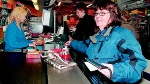 - Pengar behövs verkligen, säger Anette Gilenmyr och lägger i Röda Korsets bössa. Med anledning av katastrofen i Asien utökades i går antalet bössor. Kassörskan heter Lottie Andersson.
FOTO: TITTI OLOVSSON