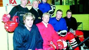 Nya i Faik Hockey. Här är en grupp nya spelare och ledare som publiken i vinter möter i Faik Hockey. Sittande från vänster Thomas Nilsson, Daniel Karlsson, Mikael Artursson och Johan Källbom. Stående från vänster Anders Sjödén, Dag Karlsson och Tobias Jahrl.  FOTO: GUNNAR JOHANSSON