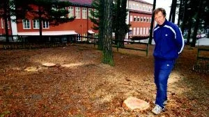 vid Åbymoskolan skapade en mäktig pelarsal. Ingmar Persson njöt av den varje gång han passerade förbi skolan. Men nu har området stympats.                                                                                                                                                 FOTO: FREDRIK SCHLYTER