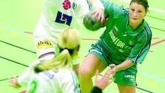 NKIK:s spelande tränare Åsa Lundmark fortsätter att visa vägen till vinster i handbollsettan.
FOTO: JANNE FORSBY