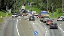 Kommunalrådet Mattias Ottosson och Mats Forsgren från vägverket undertecknade igår ett samarbetsavtal. Norrköpings kommun och vägverket bidrar med 50 miljoner kronor vardera för att göra Söderleden både bredare och säkrare.
FOTO: JANNE FORSBY