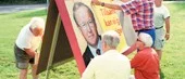 Valbudskap klistras upp