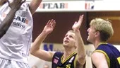 Fredrik Rosén gjorde en av sina bättre matcher i Dolphins tröja när han klev fram och satte hela 17 poäng mot Solna. Här försöker Mathias Sahlström och Håkan Nilsson (t h) stoppa den ytterst lovande hemmaspelaren.
FOTO: JANNE FORSBY