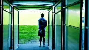 Renato Braga, den ene av IFK Norrköpings två brassar, kollar in Idrottsparkens ojämna men faktiskt rätt gröna matta. I morgon smäller det: IFK mot Boden i superettans första omgång.
FOTO: ANITA KJELLBERG