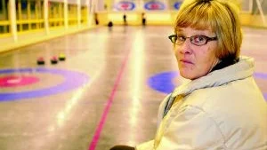 Kajsa Liljegren har all anledning att se nöjd. Den nya curlinghallen på Himmelstalund står nu helt klar, bara deltaljer återstår att få på plats. På tisdag kommer Fredrik Lundberg att slå den första officiella stenen.
FOTO: ROBERT SVENSSON