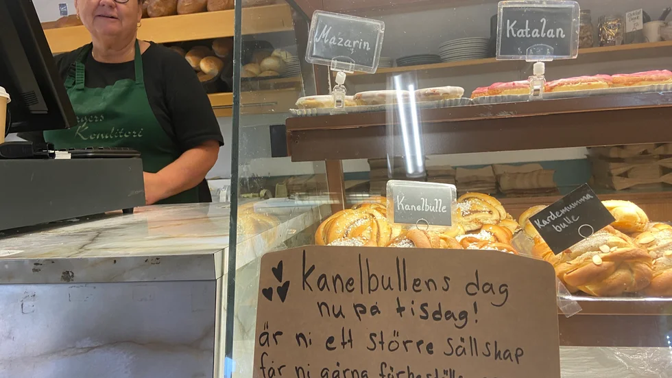 Charlotte Fredriksson, butiksbiträde på Birgers konditori i Oxelösund, märker att bullförsäljningen ökar drastiskt på kanelbullens dag.