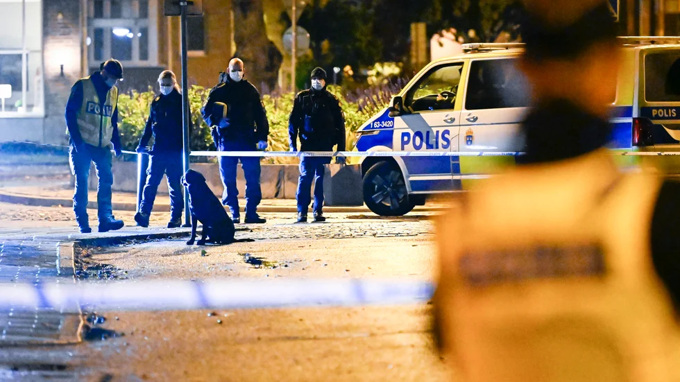Polis på den misstänkta brottsplatsen sedan en man blivit skottskadad i Landskrona.