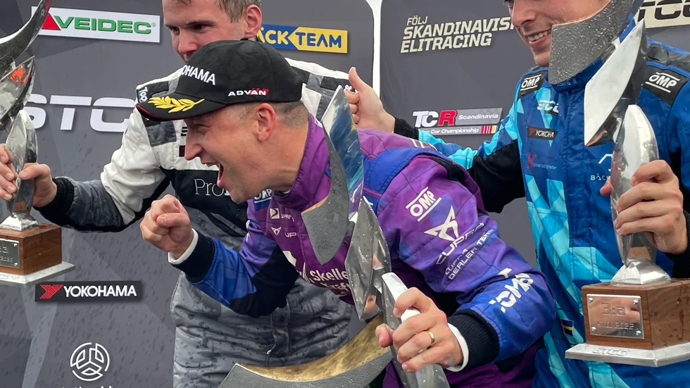 Robert Dahlgren skriker ut sitt jubel efter vinsten i STCC, både som förare och team.