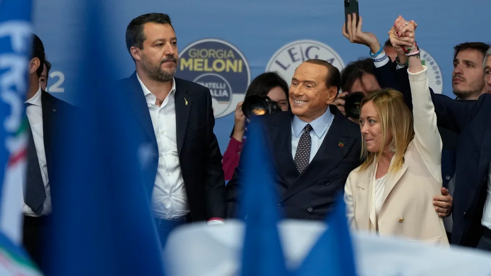 Matteo Salvini (Lega) och Silvio Berlusconi (Forza Italia) tillsammans med Giorgia Meloni i torsdags, under det sista valmötet före valet.