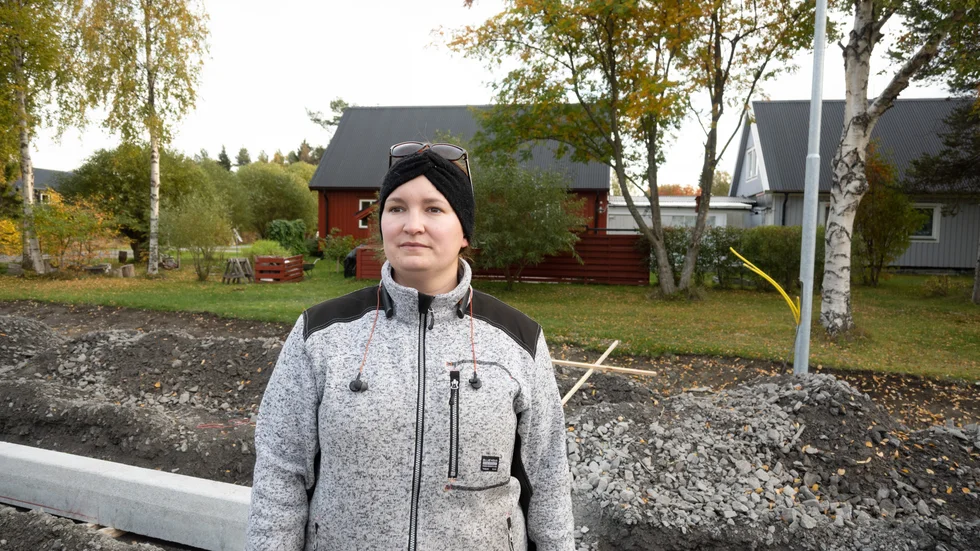 Caroline Magnusson tycker det är tröttsamt att bygget pågått flera månader. "Under sommaren har vi inte kunnat ha fönster öppna på grund av bullret", säger hon.