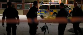 Tre häktade för mord i Södertälje – en släppt