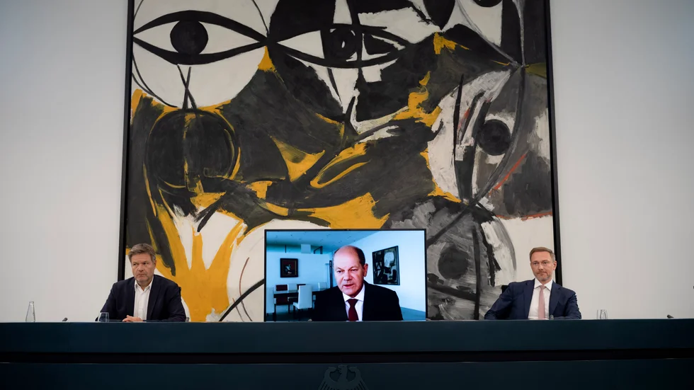 Förbundskansler Olaf Scholz i mitten tillsammans med klimatminister Robert Habeck (till vänster) samt finansminister Christian Lindner (till höger).