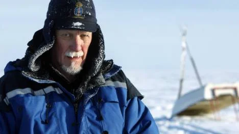 Sven-Gunnar Hedström är pensionär efter ett långt yrkesliv till havs. Han har fyrvaktarbostaden på Rödkallen som sommarstuga och ser till så att de som har stugor på Norrespen, Sörespen och Rödkallen kan ta sig till och från stugorna med färja när isbrytarna har varit ute och brutit upp farleden.