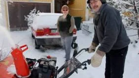 Vardagshjälte i det tysta är Jonny Jonsson som ser till att grannen Ewa Sandberg som är ensamstående får hjälp med snön." Det känns roligt att det är uppskattat", säger Jonny Jonsson. FOTO: LENA LEFFLER