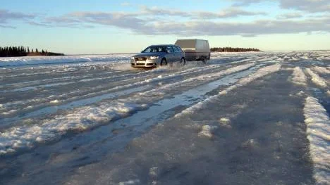 Annandag påsk flödade vattnet på isvägen mellan Hindersöstallarna och Hindersön. FOTO: Pär Bäckström