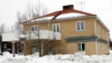 Bröderna Åkerströms fastighet i centrala Gunnarsbyn, värderad till 1,5 miljon kronor, skänkte bröderna till Råek för att föreningen ska kunna starta ett lokalt äldreboende. Men på kommunen var man negativ och därför har gåvan gått tillbaka.