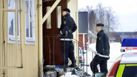 Håkan Innala, yttre befäl hos polisen, knackar på hos den 36-årige mannen. Efter förhör konstaterar polisen att ärendet rubriceras som skadegörelse. Foto: KURT ENGSTRÖM