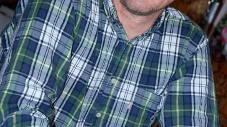 Lars-Olov Nyström är starkt kritisk till att varken polisen eller socialtjänsten hjälpt honom i en mycket utsatt situation.FOTO: Karolina Strömbäck Horney