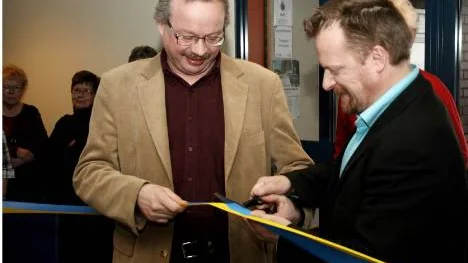 Kommunalråden Lars Törnman och Kenneth Stålnacke klippte bandet och många års väntan var över för pensionärsorganisationerna.  FOTO: Hans Sternlund