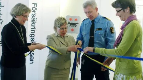 Kommunalrådet Linda Ylivainio knöt samarbetsbanden mellan myndigheterna som nu finns i samma lokal i Övertorneå. Ursula Juntti, arbetsförmedlingan, Håkan Karlsson, länspolismästare och försäkringskassans Åsa Nilsson välkomnade samgåendet.FOTO: linda danhall