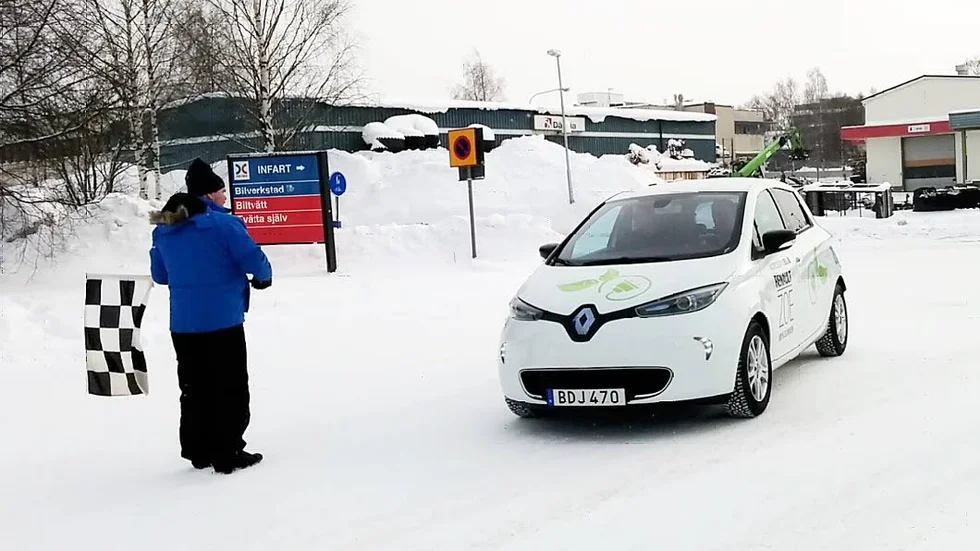 Målgång. Fyra av sex bilar gick i mål i elbilsrallyt – två fick bryta efter problem med laddningen.