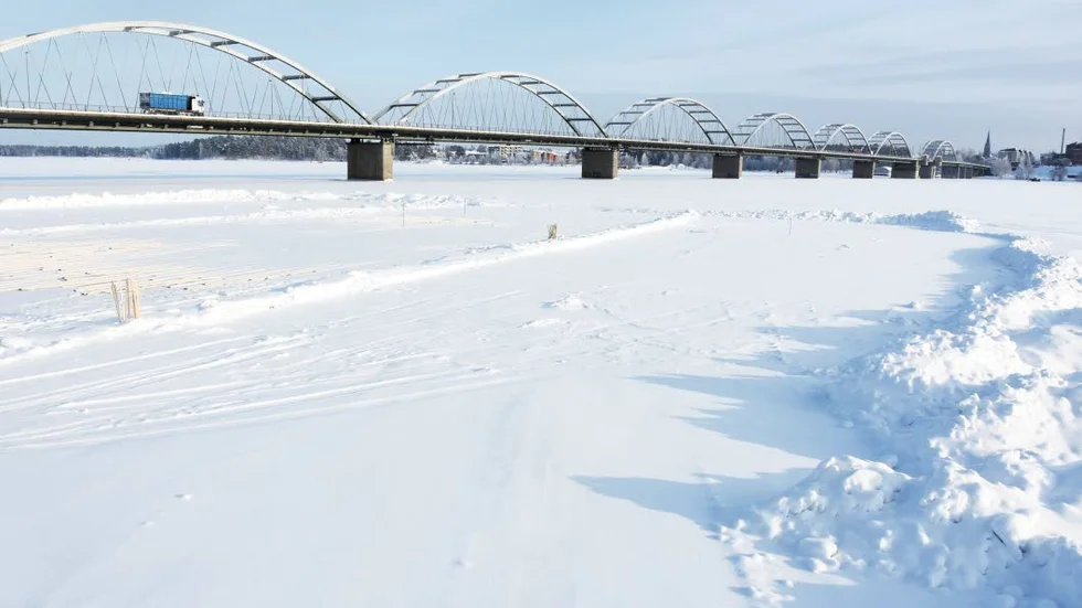 NÖDLÖSNING. Här ska Luleå kommuns nödlösning grävas ner den 14 mars, är tanken. Ett 72 meter lång avloppsrör som ska användas i fall den stora pump-	stationen på Bergnäset slutar fungera.