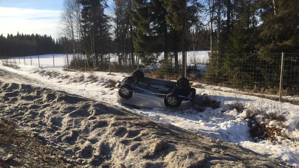 Olycksplatsen. Här ligger bilen i diket, i höjd med Råneå.