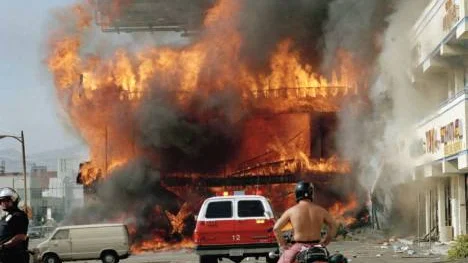 30 april 1992. Andra dagen av upplopp  i Los Angeles efter att de poliser som misshandlade fortkörande bilisten Rodney King friats. Dagen innan dödades 55 personer och 2 300 skadades. Här brinner ett koreanskt köpcenter.