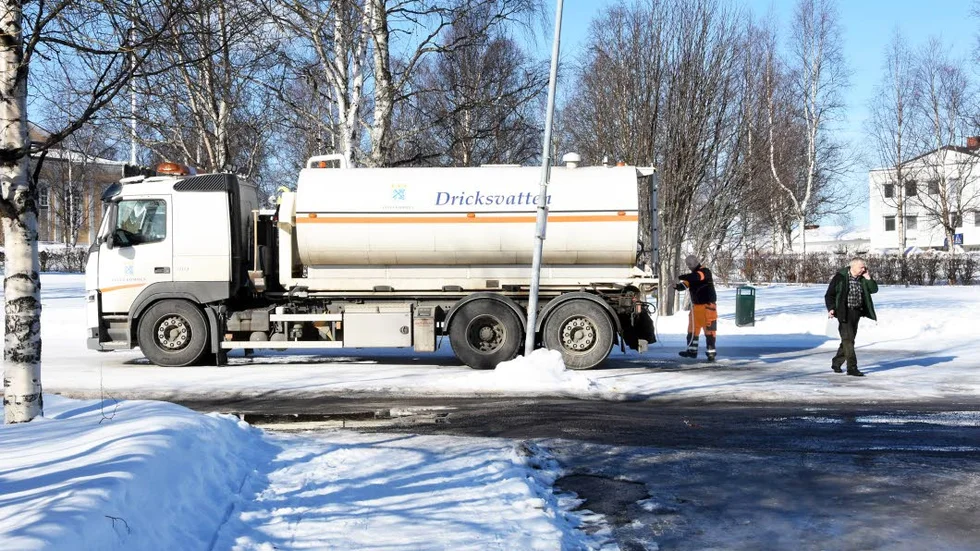 RÄDDARE I NÖDEN. En tankbil med dricksvatten finns på plats vid busstationen i Råneå tills vattenkvaliteten i det kommunala nätet kan säkras.