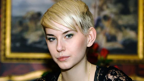Blivande frisören Frida Tuneström gillar djur och när en tigermönstrad, vilsen katt står utanför hennes dörr en söndag kväll fixar hon fram kattsand och mat fortare än kvickt.